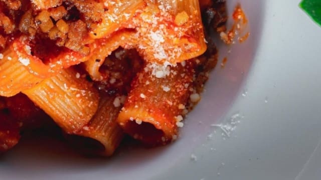 Mezza manica "pastificio mancini" all'amatriciana  - Bauhaus