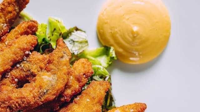 Alici fritte, maionese aioli e misticanza al mirtillo - Bauhaus