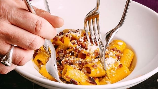 Rigatoni "pastificio mancini" alla carbonara  - Bauhaus, Rome