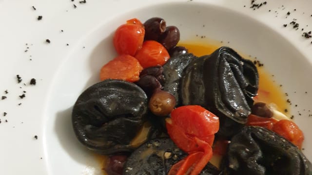 I tortellacci di spigola al nero di seppia con colatura di datterino e ciuffi di burrata - Locanda Vecchiacanala Bistrot, Ravenna