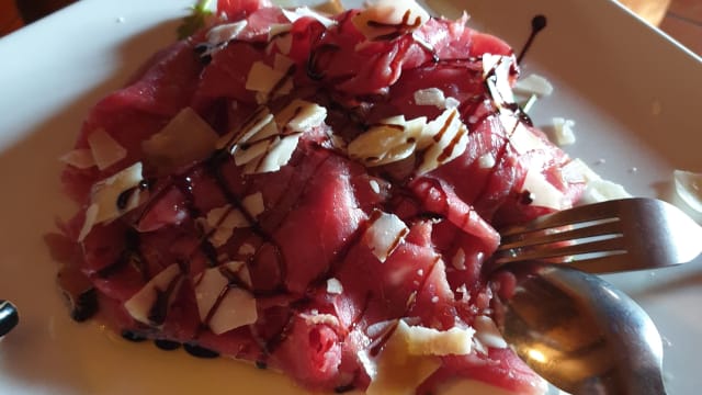 Il carpaccio di carne salada trentina con rucola, grana e balsamico - Locanda Vecchiacanala Bistrot