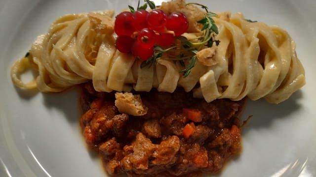 Tagliatelle alla "Pucia secia"al ragú di cervo - Ristorante-Bistrot Flower