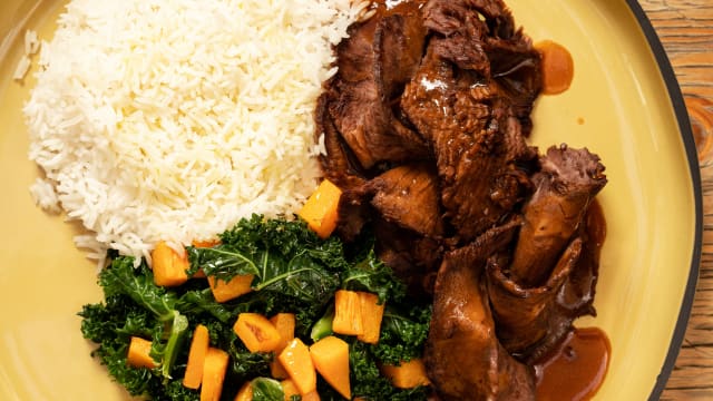 Ternera asada en su jugo con kale, calabaza asada y arroz blanco - Pipa Aravaca