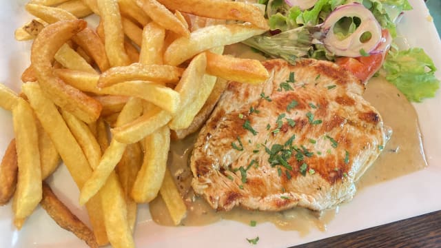 Escalope de dinde à la normande, frites - Café Melodia, Paris