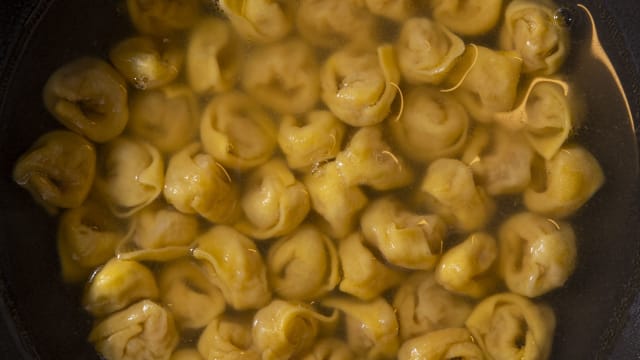 Tortellini in brodo classico - A Stàgh Bàn Milano, Milan