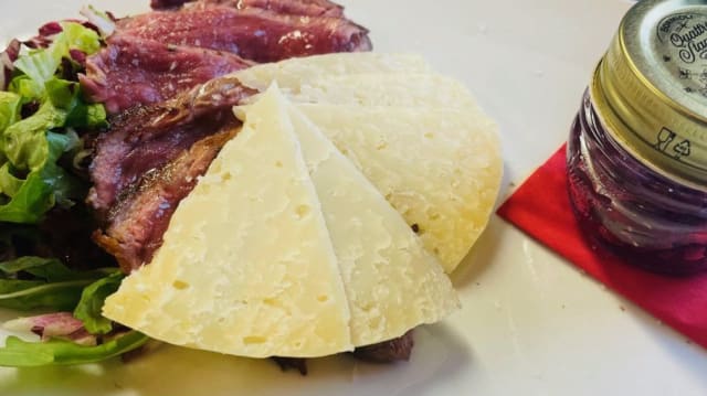 Tataki di manzo con scaglie di pecorino e marmellata di cipolle - Damidà, Cervia