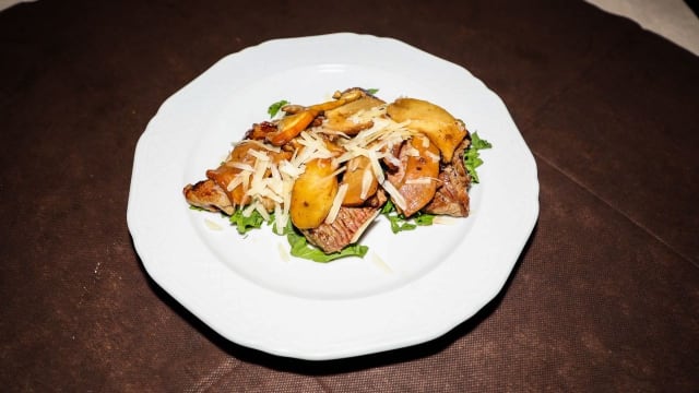 	 Tagliata di Angus con rucola grana e funghi porcini - Il Ristoro Del Viandante