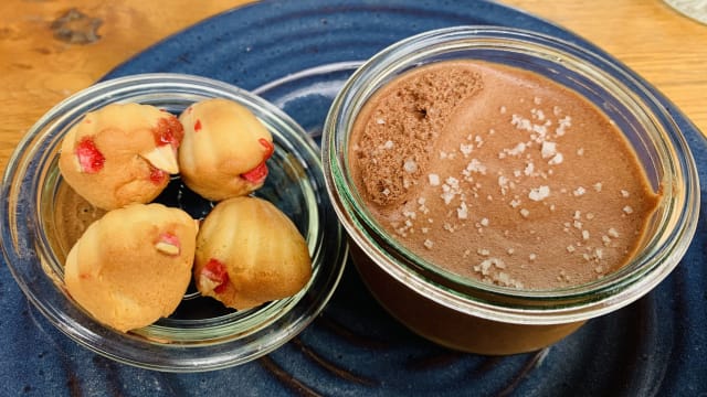 Mousse chocolat, mini madeleine à la minute aux pralines roses - Chez toi