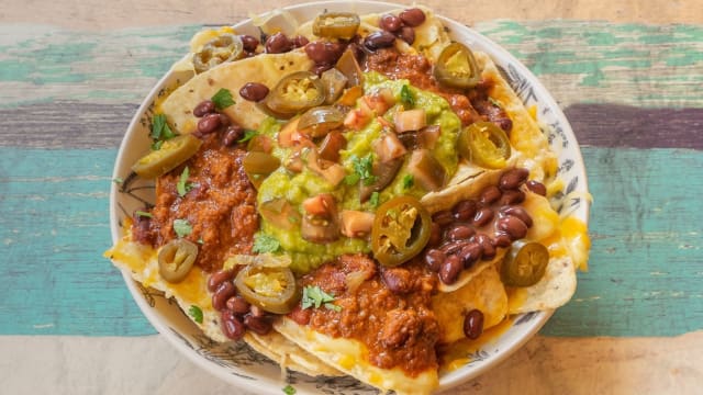 Nachos with Cheddar, Chili con Carne and Guacamole - Moana Poké Bar (Torrevieja), Torrevieja