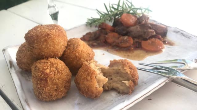 Croquetas de Rabo de Toro al vino tinto (6 uds) - Croqueteria Focos, Madrid