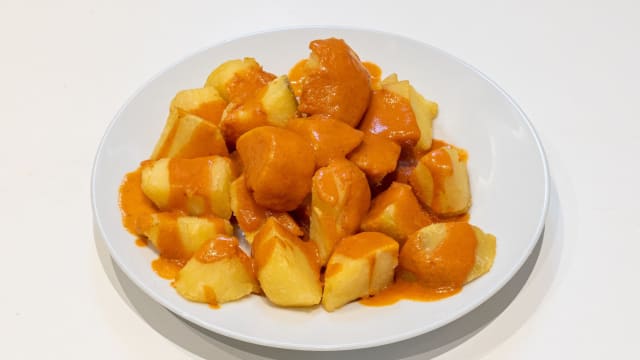 Patatas bravas con nuestra salsa secreta - Croqueteria Focos