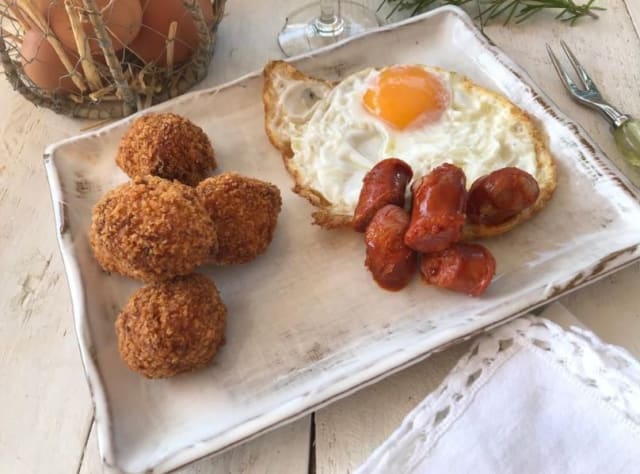 Croquetas de Huevos Fritos con Chistorra (6uds) - Croqueteria Focos, Madrid