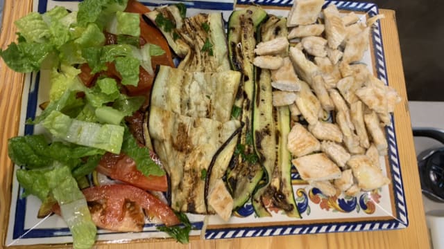 Petto di pollo,melanzane e zucchine alla piastra con insalata e pomodori  - Vip - Il Circolino