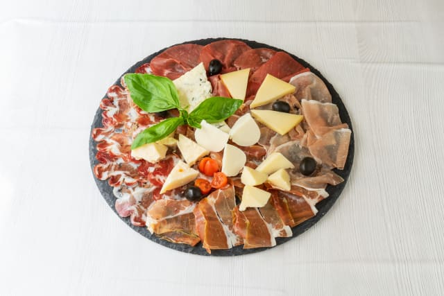 Selezione Di Salumi E Formaggi  - La Padellina