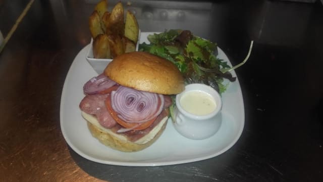 Le burger de l'Atelier à la saucisse Friulane, potatoes maison et sauce pecorino pepato - L'Atelier - Montreuil, Montreuil