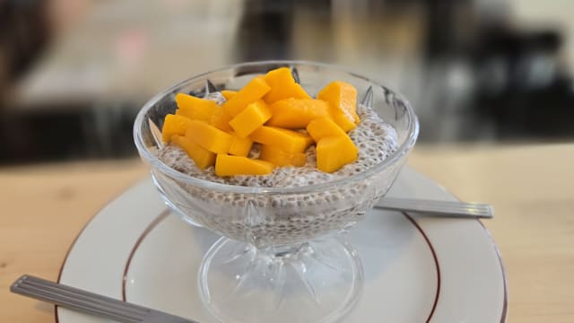 Perle de chia mangue au lait de coco - Chez Lom, Paris