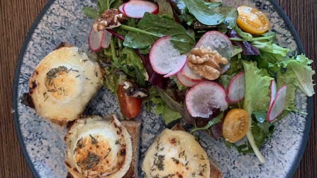 Salade de crottin de chevignol chaud, au miel - L'angelus du canal, Paris