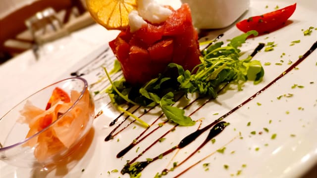 Tartare di tonno rosso con granitina al Mojito - Taverna 081