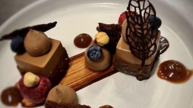 Morbido alla Gianduja, biscotto alla Nocciola e cremoso al Cioccolato - Ristorante Villa Nachini