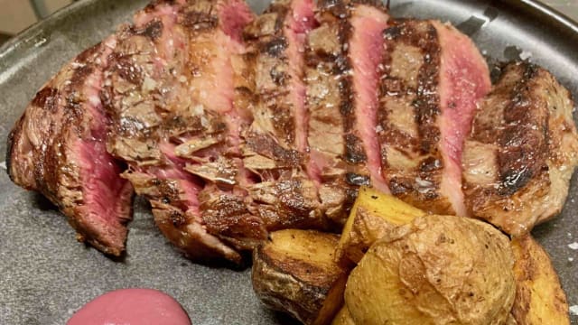 Tagliata di Cube Roll di Scottona, briciole di Pane aromatizzate, Patate e composta di Cipolla Rossa - Ristorante Villa Nachini