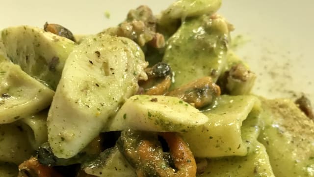 Paccheri mare e monti, polpo, cozze, crema di prezzemolo e polvere di porcini - Ristorante L'infinito