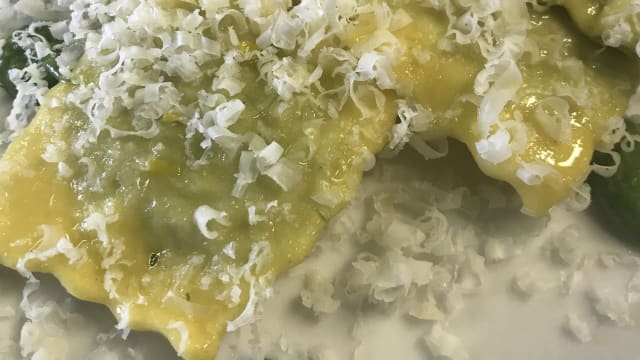 Ravioli di squacquerone, al pesto di basilico e pistacchio - Ristorante L'infinito