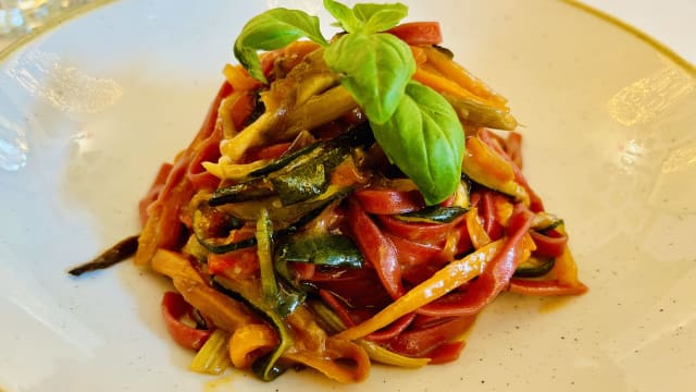 Tagliatelle di rapa rossa e verdure saltate - Hostaria del Roody, Rome