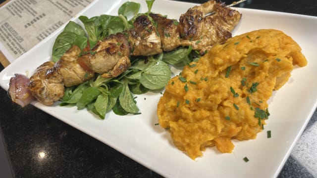 Brochette de Poulet mariné TEX-MEX, purée de patates douces  - L'Essentiel