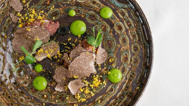 Tartare di filetto, battuta a coltello con tartufo nero estivo e tuorlo d’uovo marinato - Flora & Fauno