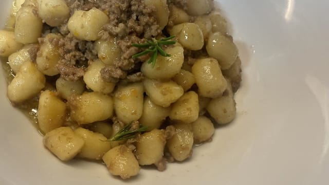 Pici pasta with pecorino cheese cream and freshly ground pepper - AgriRistoro Trequanda