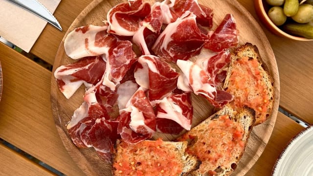 Tabla de jamon con pan con tomate - Bubbles and Brunch, Barcelona