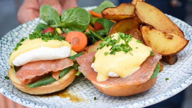 Benedict & salmón - Oassis Natural Cooking - Jardinets de Gracia, Barcelona