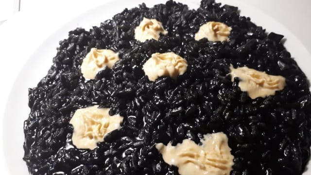 Risotto al nero di seppia e nuvole di capesante (min.2 pers.) - Dominio Ristorante