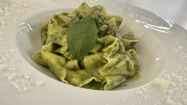 Le nostre pappardelle al pesto con basilico di prà e perle di pesto e parmigiano - Dominio Ristorante