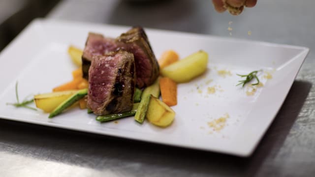 Tagliata di vitella della bisalta alla piastra, patate al rosmarino  - Dominio Ristorante