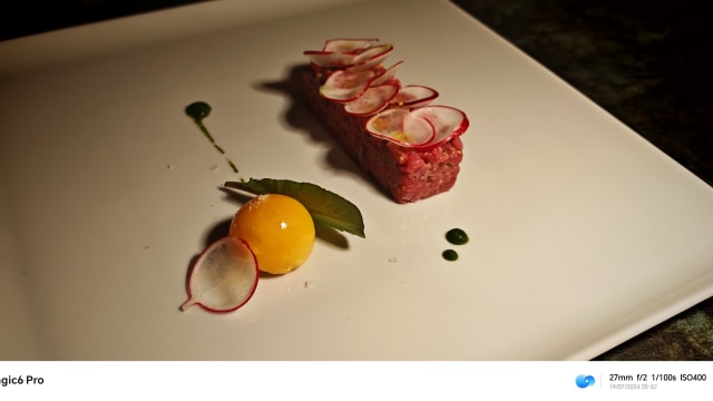 Tartare di mucco pisano battuta al coltello, senape di digione, salsa all'avocado, uovo fondente e spugna all'aneto - Ristorante Il Pomarancio di Elia e Lorenza 