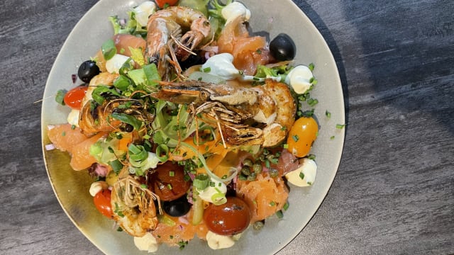 Salade zalm & gamba’s met kappertjes en citroenmayonaise - Gastrocafe Santiago, Vlissingen