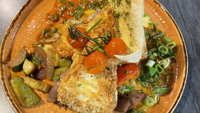 Gebakken roombrie met seizoensgroenten, kruidenolie / tomatensaus - Gastrocafe Santiago, Vlissingen