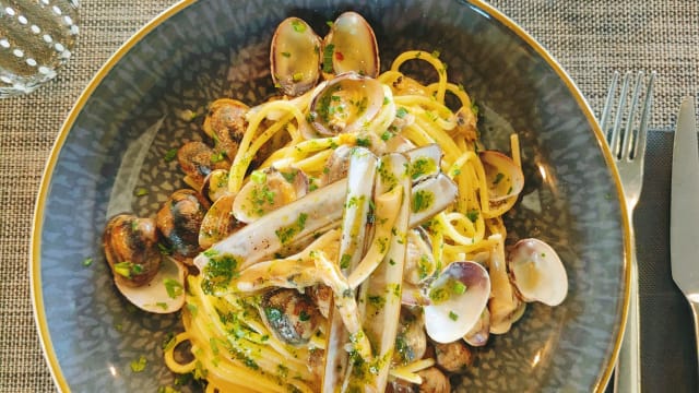 Spaghettone Mancini con Vongole Veraci e Cannolicchi (non sempre disponibili) - SoHo Home, Rome