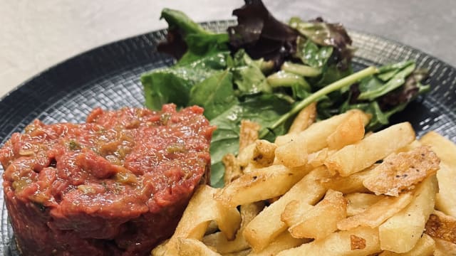 Tartare de boeuf charolais 180 gr, frites maison et salade  - Le Corridor - Brasserie Maison, Blagnac