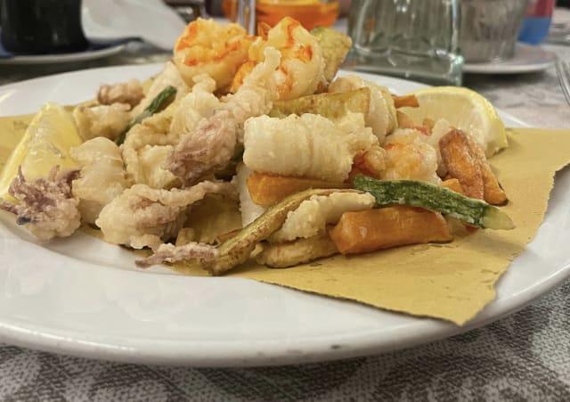 Fritto di calamari e gamberi con verdure - Ristorante Sole e Mare