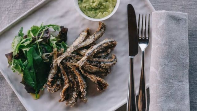 Alici fritte con maionese yogurt e curcuma ed insalata - Mami Ristorante, Sabaudia