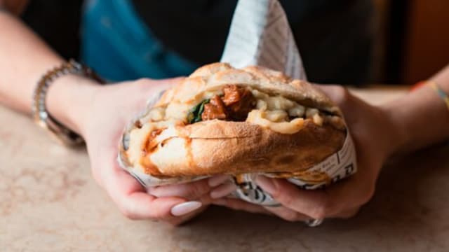 Lo Special. Panino con parmigiana, polpette al sugo  e formaggio  - 73Cento