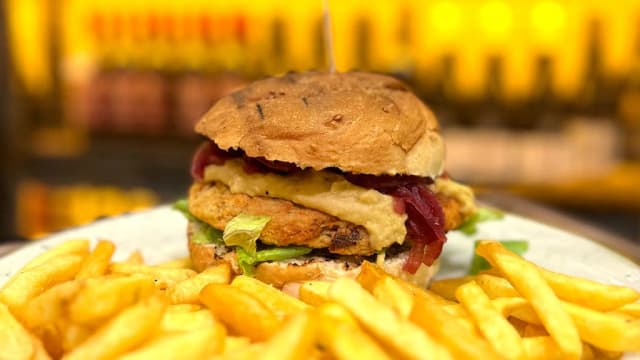 Burger di baccalà, cipolla carammellata, insalata e crema di ceci - Enoteca Wine Art, Rome