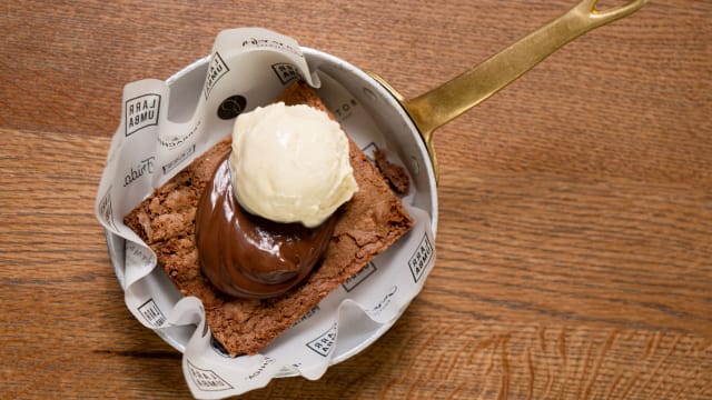 Brownie de nutella y helado de vainilla - Perrachica, Madrid