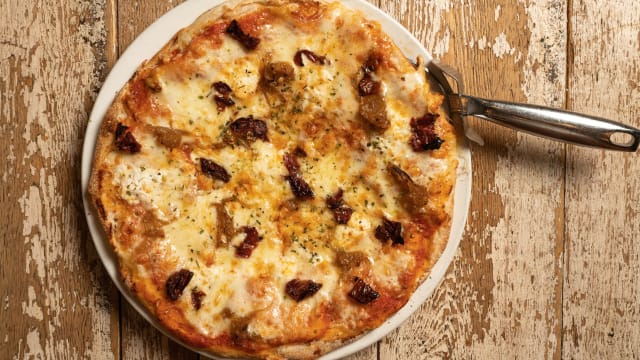 Pizza de tomate seco, cebolla caramelizada y queso de cabra - Perrachica, Madrid