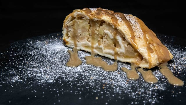 Strudel di mele con riduzione al ramandolo fatta in casa - Osteria da artico, Udine