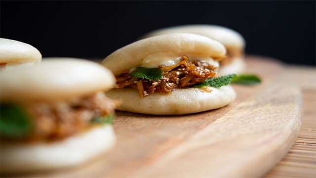 Bao de costillas de cerdo desmigadas con barbacoa koreana – (2 uds) - Babel, Madrid