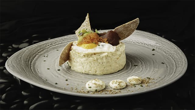 Ensaladilla rusa con lascas atún rojo balfegó, huevas de tobiko y hojas de pan  - Babel, Madrid