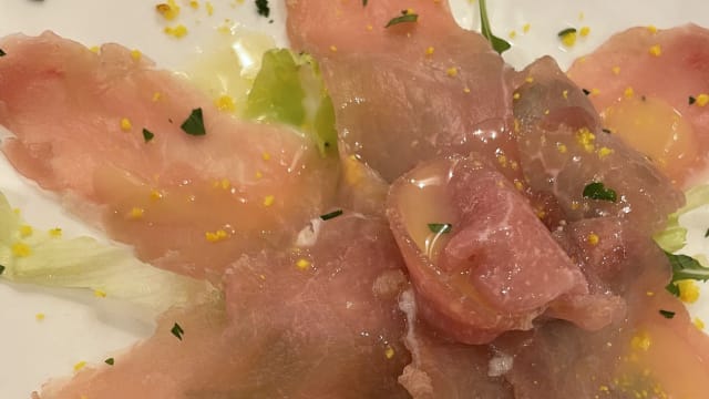 Filetto marinato con croccante di lattuga, rucola e mostarda di arancia - Ristorante Hotel Fini